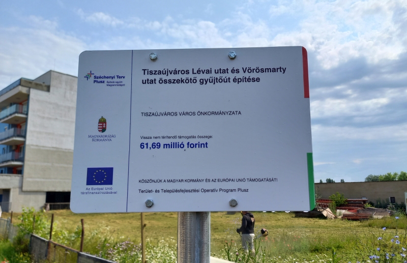 Tájékoztató tábla összekötő gyűjtőút építéséről kép